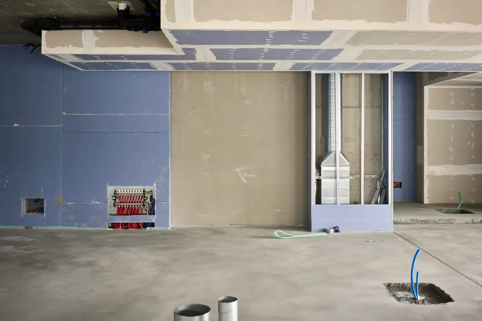 Plateau en travaux : cloisons et plafonds en plaques de plâtre, joints bandés et enduits