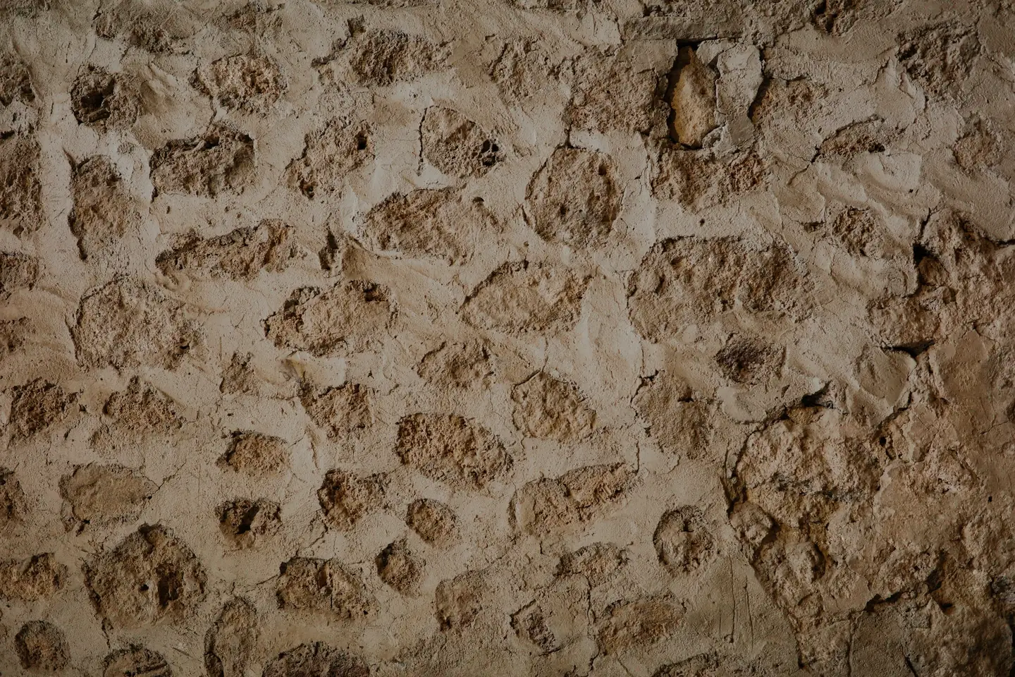 Mur de moellons irréguliers liés au mortier de chaux, pierre claire et joints creux