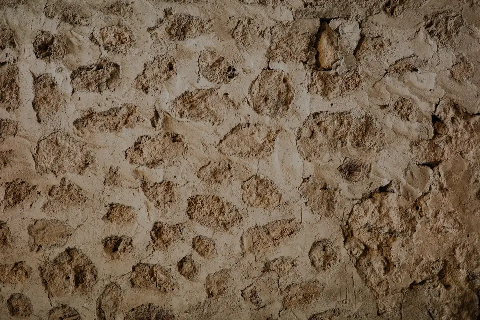 Mur de moellons irréguliers liés au mortier de chaux, pierre claire et joints creux