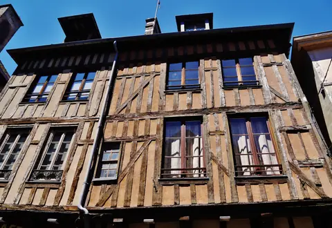 Façade à pans de bois de la rue Champeaux, à Troyes : poteaux, décharges et remplissages enduits sous le toit