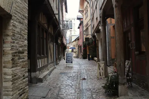 La ruelle des Chats à Troyes : pavés, poteaux de bois et étages qui se rapprochent au-dessus du passage
